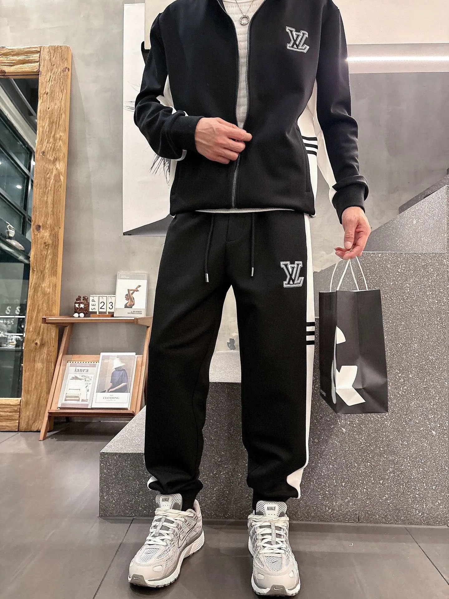 [LV Louis Vuitton] Hot-selling suit is coming. Focus on the original version of the official website. 2025 new hot-selling cardigan and sweatshirt suit. The original order is the best 🇭🇰. It is the meticulous work of top designers. It has a fitting and perfect upper body effect. All-natural high-quality Tencel Roman cotton 100%, close-fitting comfort, noble and elegant! Original hardware embodies elegance and nobility! Counter size: M-3XL (maximum wear up to 190 pounds)